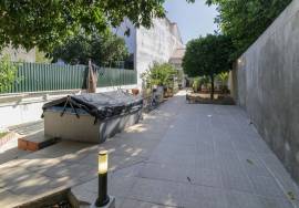 Fully renovated 2 bedroom villa with backyard and tank.