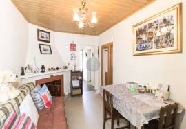 Fully renovated 2 bedroom villa with backyard and tank.