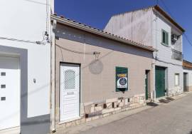 Fully renovated 2 bedroom villa with backyard and tank.