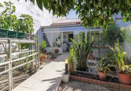 Fully renovated 2 bedroom villa with backyard and tank.