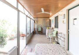 Fully renovated 2 bedroom villa with backyard and tank.