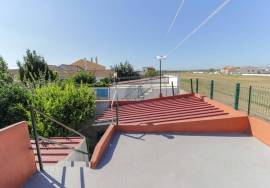 Fully renovated 2 bedroom villa with backyard and tank.