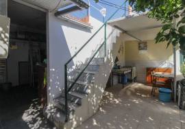 Fully renovated 2 bedroom villa with backyard and tank.