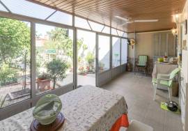 Fully renovated 2 bedroom villa with backyard and tank.