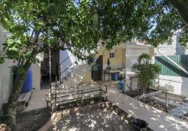 Fully renovated 2 bedroom villa with backyard and tank.