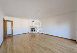 3 bedroom apartment with suite, closed garage and privileged location on the outskirts of Chaves