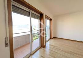 3 bedroom apartment with suite, closed garage and privileged location on the outskirts of Chaves