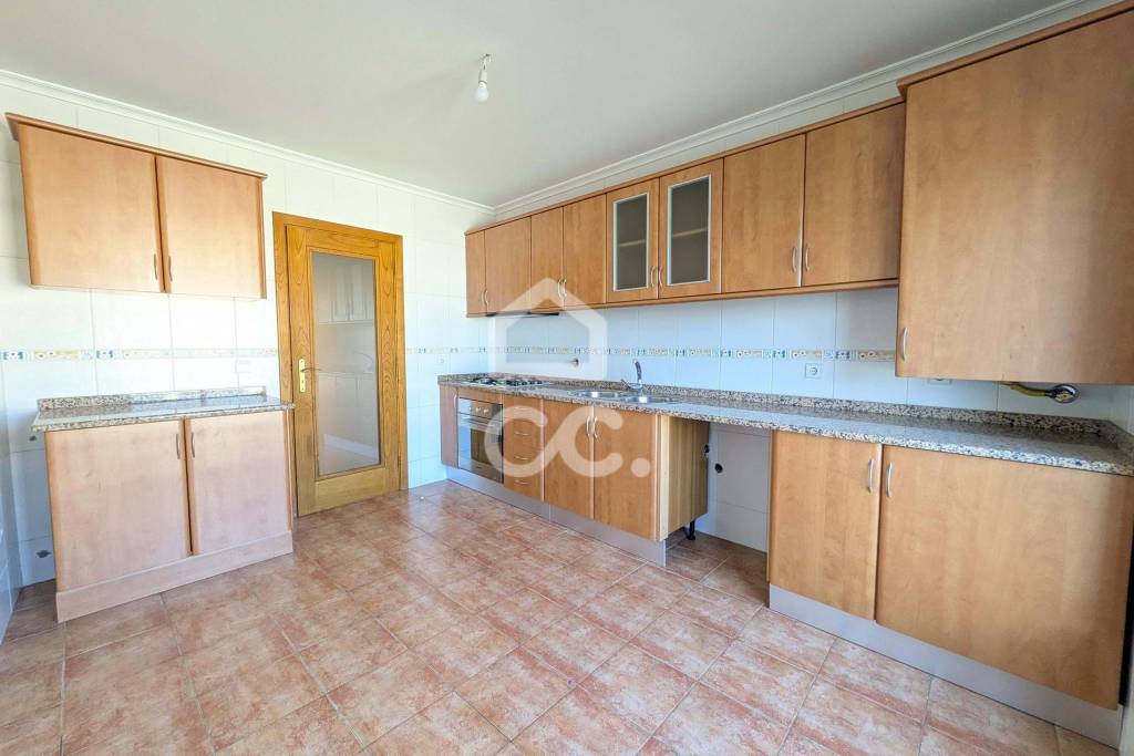 3 bedroom apartment with suite, closed garage and privileged location on the outskirts of Chaves