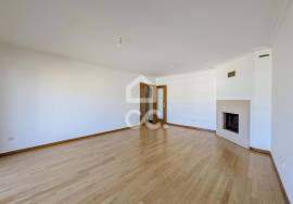 3 bedroom apartment with suite, closed garage and privileged location on the outskirts of Chaves