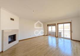 3 bedroom apartment with suite, closed garage and privileged location on the outskirts of Chaves