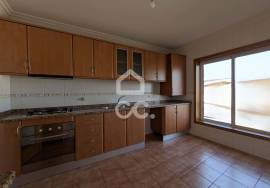 3 bedroom apartment with suite, closed garage and privileged location on the outskirts of Chaves
