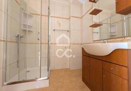 3 bedroom apartment with suite, closed garage and privileged location on the outskirts of Chaves