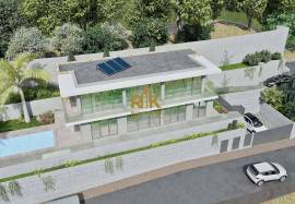 Land with approved project and panoramic views with 735m²