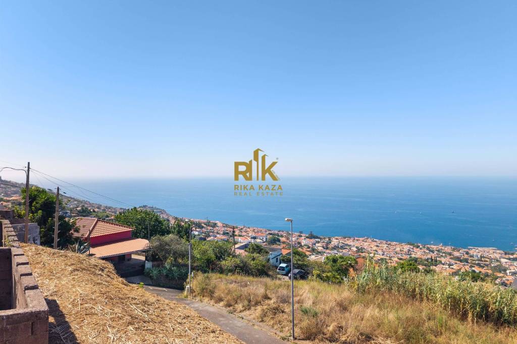 Land with approved project and panoramic views with 735m²