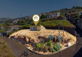 Land with approved project and panoramic views with 735m²