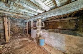 Stone House for Reconstruction in Pindelo de Silgueiros
