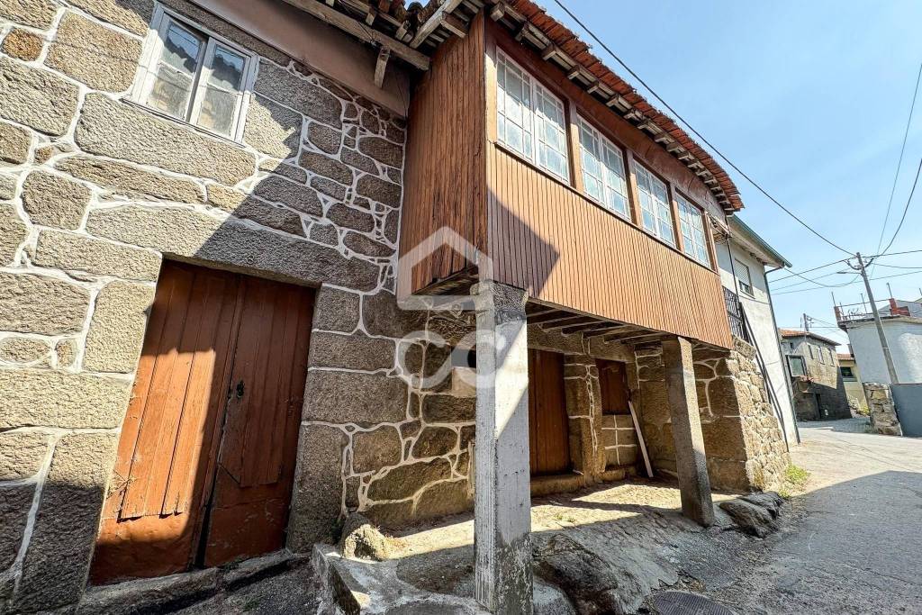 Stone House for Reconstruction in Pindelo de Silgueiros