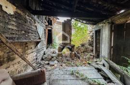 Stone House for Reconstruction in Pindelo de Silgueiros