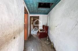 Stone House for Reconstruction in Pindelo de Silgueiros