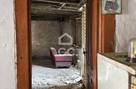 Stone House for Reconstruction in Pindelo de Silgueiros