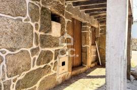 Stone House for Reconstruction in Pindelo de Silgueiros