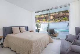 Contemporary 4 Bedroom Villa with 5ha Land, Salir
