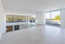 Contemporary 4 Bedroom Villa with 5ha Land, Salir