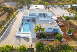 Contemporary 4 Bedroom Villa with 5ha Land, Salir