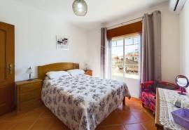 Tavira centre 3 bedroom top floor apartment with large balcony