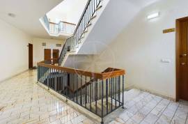 Tavira centre 3 bedroom top floor apartment with large balcony