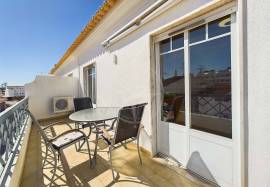 Tavira centre 3 bedroom top floor apartment with large balcony