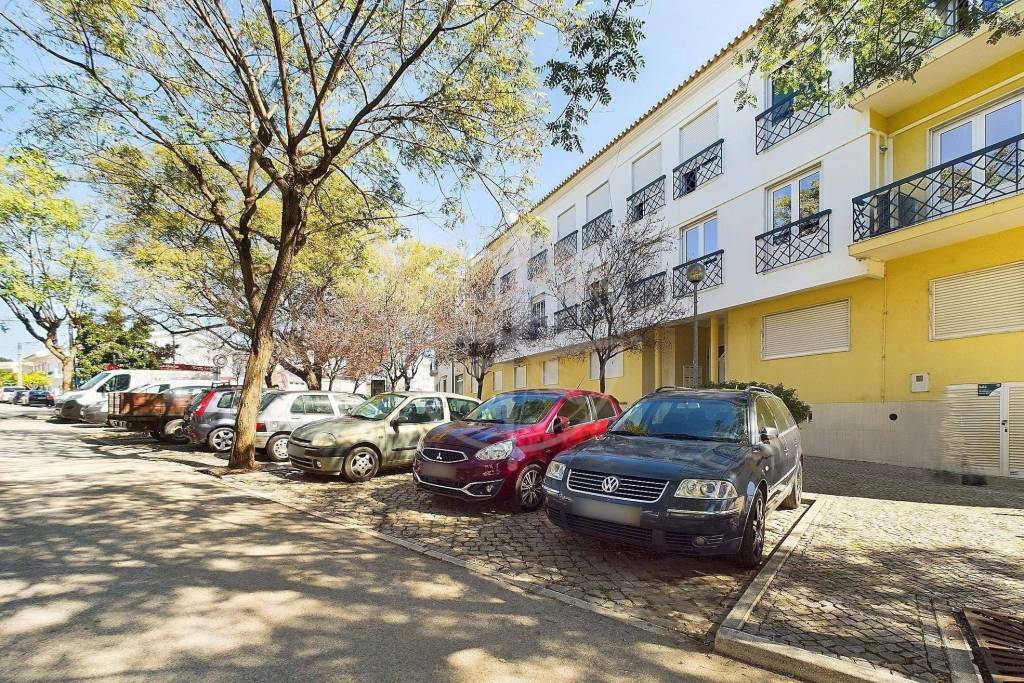 Tavira centre 3 bedroom top floor apartment with large balcony