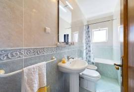 Tavira centre 3 bedroom top floor apartment with large balcony