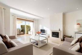 Elegant Algarve Townhouse with Ocean Views