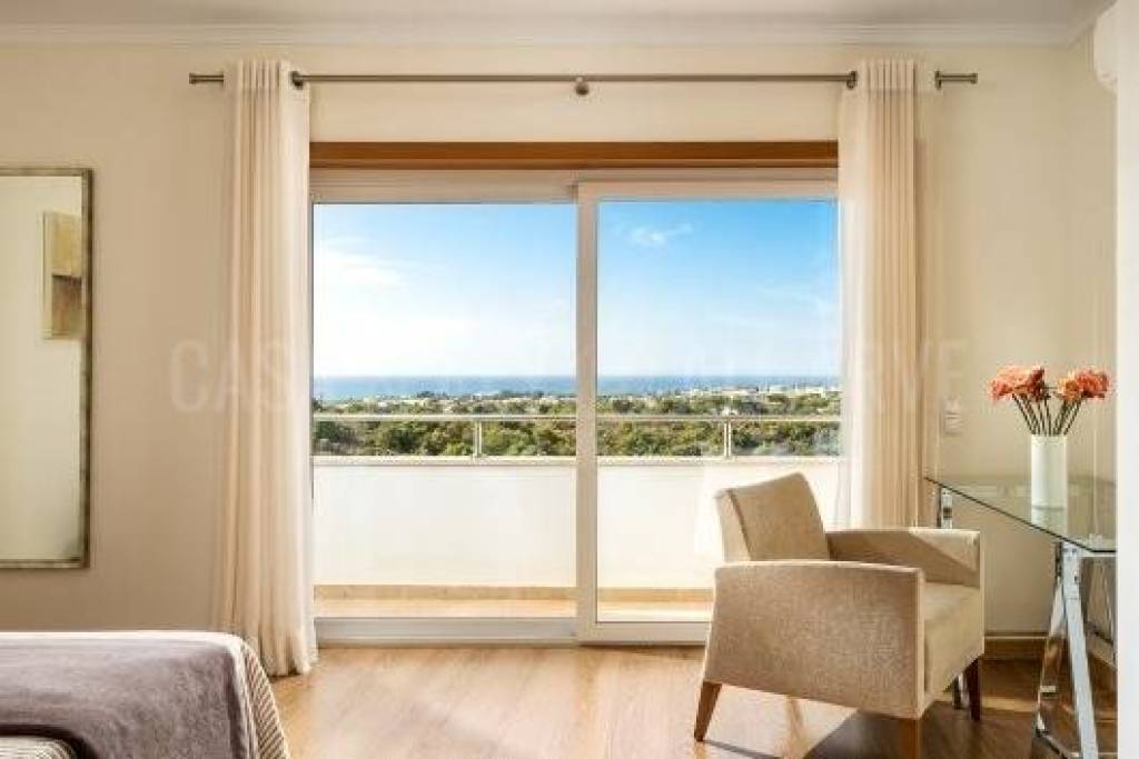 Elegant Algarve Townhouse with Ocean Views