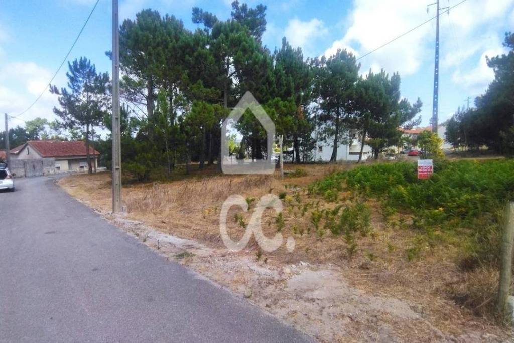 VIEIRA DE LEIRIA---Plot of land rustic located within the urban area with an area of 270 m2 with viability for the construction, situated in a quiet area of Vieira de Leiria, 3 km from Praia da Vieira.