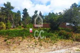 VIEIRA DE LEIRIA---Plot of land rustic located within the urban area with an area of 270 m2 with viability for the construction, situated in a quiet area of Vieira de Leiria, 3 km from Praia da Vieira.