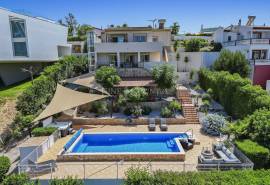 Carvoeiro – 3 bedroom villa with heated pool within walking distance to all amenities