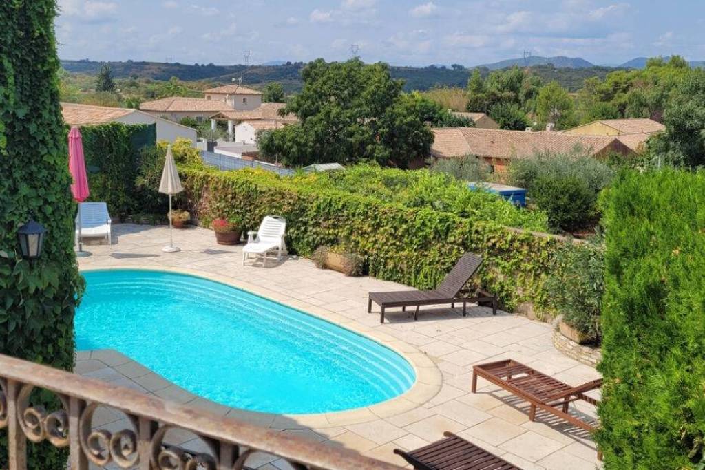 Very Pretty Stone House With 95 M2 Of Living Space, Terrace With Views, Courtyard And Swimming Pool.