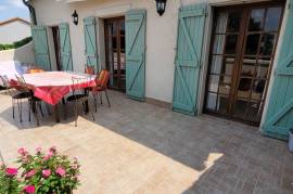 Very Pretty Stone House With 95 M2 Of Living Space, Terrace With Views, Courtyard And Swimming Pool.