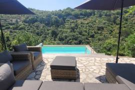 Superb Little Farmhouse Built In 2005, With 75 M2 Of Living Space On A Terraced Plot Of 2540 M2 With A Swimming Pool And Lovely Views.