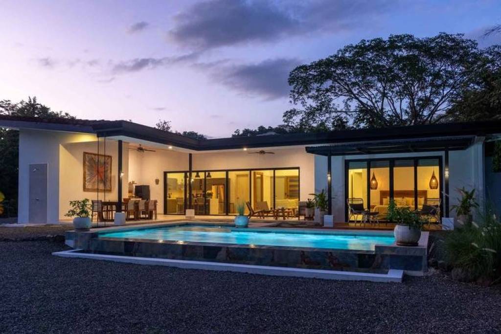 Casa Bromelia Dorada: Stylish 3-Bedroom Home with Pool in Nature-Lovers' Paradise