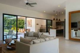 Casa Bromelia Dorada: Stylish 3-Bedroom Home with Pool in Nature-Lovers' Paradise
