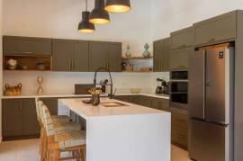 Casa Bromelia Dorada: Stylish 3-Bedroom Home with Pool in Nature-Lovers' Paradise