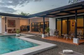 Casa Bromelia Dorada: Stylish 3-Bedroom Home with Pool in Nature-Lovers' Paradise