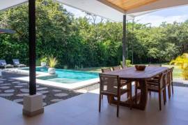 Casa Bromelia Dorada: Stylish 3-Bedroom Home with Pool in Nature-Lovers' Paradise