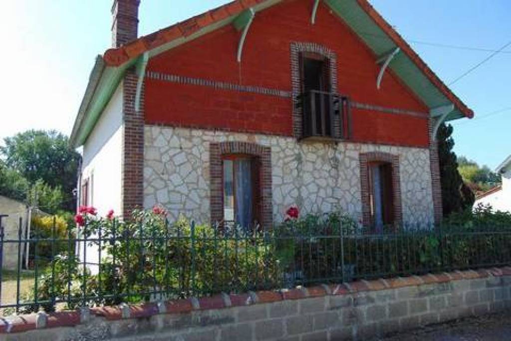 MAISON EN MEULIERE SUR MAGNIFIQUE JARDIN ARBORE