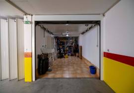 Stunning 2 bed 2 bath completley refurbished apartment