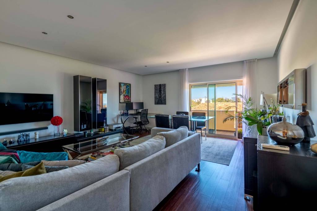 Stunning 2 bed 2 bath completley refurbished apartment