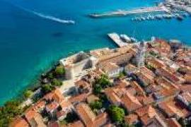 BOUTIQUE HOTEL IN THE HEART OF THE HISTORIC TOWN CENTER, 50 M FROM THE SEA!